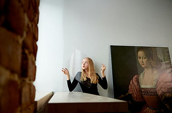 žena hospodářství sklo, Elegantní portrét, Vnitřní studio, Klasické umělecké dílo, blondýnka, moderní umění, Nastavení studia, umělecké kompozice, soudobé umění, fotografování v interiéru, Klasický obraz