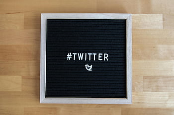 Twitter -hashtag, mustakirjetaulu, Sosiaalisen median teemat, Lintukuvake, valkoinen teksti, musta tausta, puupinta, hashtag -näyttö, sosiaalisen median hallitus, viestilauta, Twitter-kuvaketta