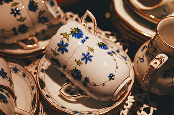 cangkir keramik putih, set teh porselen bunga, trim emas, Pertemuan yang elegan, Desain Bunga Detail, piring keramik putih, cangkir teh porselen, set teh dekoratif, Set teh yang elegan, Set Teh Bunga, Set Teh Detail Emas