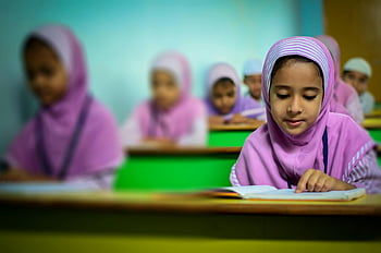 ضحلة التركيز التصوير الفوتوغرافي،  فتاة،  الحجاب التقليدية،  الطلاب الشباب،  قاعة الدراسة،  دراسة عربي،  التعليم،  التركيز،  تعلم،  الحجاب،  الأطفال