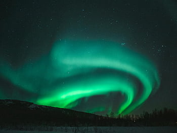 オーロラ、 ノルウェー、 夜空、 雪が多い、 活気に満ちた、 壮観、 グリーンオーロラ、 星空、 冬の風景、 自然現象