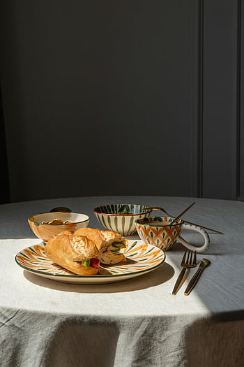 csendélet, szendvicsek, porcelán, asztal, croissant, mintás edények, hangulatos világítás, reggeli beállítás, kifinomult, teríték, étkezőasztal