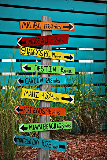 Guida alla freccia di destinazione in legno marrone, Segno vibrante, destinazioni famose, temi di viaggio, indicatori di distanza, Segno colorato, Segno di legno, segnale da viaggio, guida di destinazione, fotografia di viaggio, Segno esterno