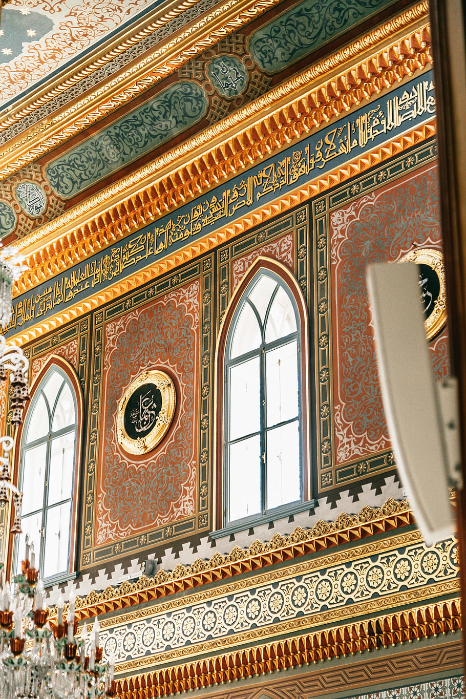 interiér mešity, islámské architektury, Zlatá kaligrafie, klenutá okna, luxusní design, islámské umění, zeď mešity, zdobená dekorace, náboženský design, kulturní dědictví, architektonický styl
