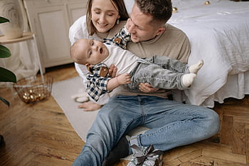 Eltern, Netter Sohn, Fröhliches Baby, gemütliche Innenkenntnis, Freude Momente, Liebende Eltern, Familienzeit, Indoor -Familienfoto, glückliche Familie, Baby, Eltern und Kind