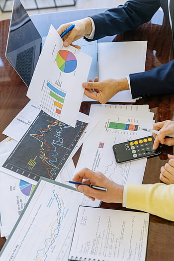 Geschäftsleute, Finanzdiagramme, Grafiken, Treffen, Daten analysieren, weißes Druckerpapier, schwarzes Smartphone, Finanzanalyse, Büroeinstellung, Geschäftstreffen, Finanzdokumente