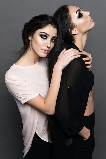 moda femminile, ritratto in studio, trucco, collo dell'equipaggio bianco, camicia in chiffon nero, donne eleganti, impostazione in studio, due donne, fotografia di moda, contrasto bianco e nero, abbracciare la posa