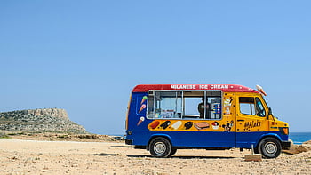 mobil van kuning dan biru, langit cerah, truk es krim, pantai yang cerah, langit biru jernih, warna-warna cerah, pengaturan pantai, adegan di luar ruangan, truk makanan, musim panas, Es krim Milan