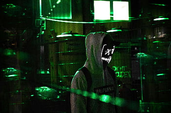 gri kapüşonlu ceket, parlayan maske, Neon Yeşil Işıklar, gizem, entrika, kapüşonlu adam, parlayan yüz maskesi, neon aydınlatma, kentsel sahne, gece çekimi, atmosferik aydınlatma