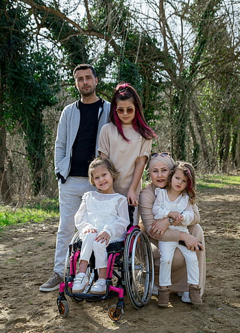 glückliche Familie, Mädchen im Rollstuhl, Park, Bindung zwischen mehreren Generationen, draußen, Familienfoto, Rollstuhlfahrer, Natur, Familienzeit, Kinder, Eltern