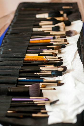 makeup borstar, svart arrangör, snyggt ordnade, samling, olika sminkborstar, skönhetsverktyg, smink verktyg, borstuppsättning, kosmetiska borstar, stylist, borstorganisation