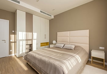 modernes Schlafzimmer, minimalistisches Design, elegante Möbel, weiche neutrale Töne, Fensterlicht, Stilvolles Schlafzimmer, zeitgenössisches Schlafzimmer, Neutrales Schlafzimmer, moderne Möbel, minimalistisches Schlafzimmer, elegantes Schlafzimmer