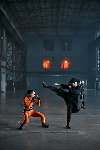 bojová umění, Cosplayeři, Vnitřní nastavení, dramatická scéna, muž, žena, bitva, akce, kostým, studio, osvětlení
