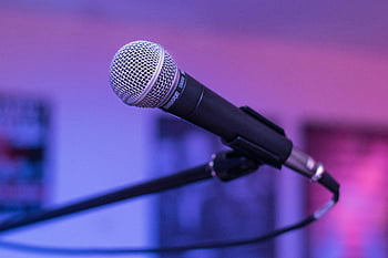mikrofon, mělké zaměření, studiové prostředí, Projekty s tématem zvuku, černý mikrofon, Zaměřené zachycení, studiový mikrofon, audio zařízení, nahrávací studio, stojan na mikrofon, studiové osvětlení