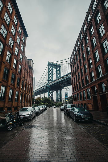 most manhattan, deštivý den, výhled na město, městskou architekturu, brooklyn, kultovní most, mokré ulice, cihlové budovy, zaparkovaná auta, zatažená obloha, New York City