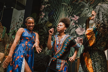 africký oděv, tradiční oblečení, ženy tančí, zářivé barvy, Vnitřní tanec, Kulturní oslava, africké kultury, radostný tanec, Skupinový tanec, Tradiční africké šaty