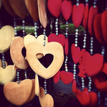 Herzform, flacher Fokus, Braune Herzen, rote Herzen, Holzherzen, Herzdekorationen, Valentinstag, romantische Einrichtung, Herz Ornamente, Liebesymbole, Herz Perlen