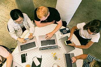 Menschen, die Laptops verwenden, Ansicht von oben, vielfältiges Team, kollaborative Arbeit, modernes Büro, Büroeinstellung, Laptops, Smartphones, Zusammenspiel, Treffen, Technologie