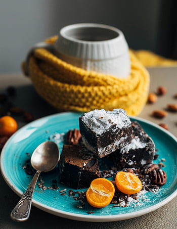 fudge kage, sukker, chokolade brownies, Frisk citrus, nødder, flormelis, dessert, plade, ske, krus, strikket tørklæde