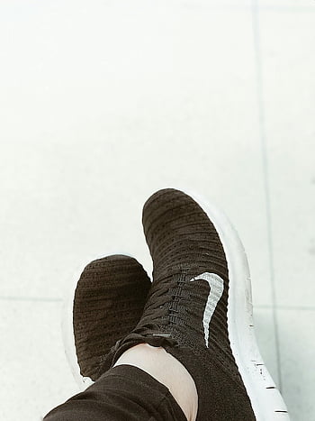 scarpe da corsa Nike, Sneaker in maglia nera, Calzature di moda casual, avvicinamento, marciapiede, nike logo, abbigliamento sportivo, Scarpe da ginnastica, stile calzatura, Materiale a maglia, suole bianche
