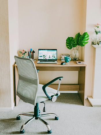 domácí kancelář, laptop na stole, ergonomická židle, minimalistický pracovní prostor, Světlá kancelář, Prostor produktivity, Elegantní stůl, Otevřený notebook, pokojové rostliny, kancelář nastavení, nastavení stolu