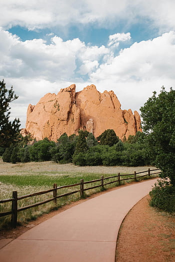 zahrada bohů, colorado springs, přírodní skalní útvar, hnědý skalní útvar, zatažená obloha, venkovní krajina, pohled, stezka, fotografování přírody, červené skály, park cesta