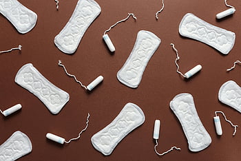 Assorbenti, assorbente interno, sfondo marrone, vista dall'alto, Prodotti mestruali, igiene femminile, pad igienici, tamponi e cuscinetti, cura mestruale, prodotti per l'igiene, superficie marrone