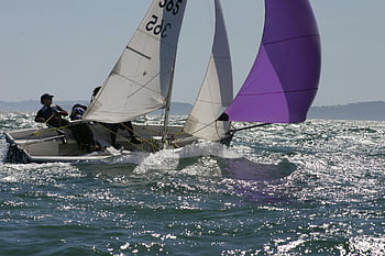 barca a vela, marinai, Spinnaker colorato, Sunny Ocean Day, barca a vela blu e bianca, corpo d'acqua, navigazione diurna, Navigazione oceanica, Due marinai, giorno soleggiato, sport acquatici