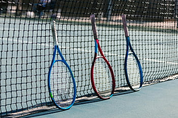 racchette da tennis, rete da tennis, campo da tennis all'aperto, racchette da tennis colorate, appoggiato alla rete, attrezzatura sportiva, attrezzatura da tennis, campo da tennis, gli sport, ricreazione, sport all'aperto
