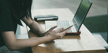 nő, szék, asztal, telefon használatával, többfeladatos, okostelefon, hordozható számítógép, fedett, fiatal nő, multitask, beltéri környezet
