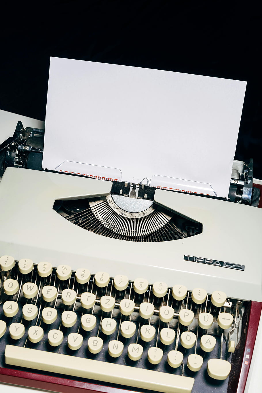 bílý psací stroj, černý psací stroj, vinobraní psací stroj, čistý papír, Připraveno k psaní, Klasický psací stroj, bílý stůl, retro psací stroj, klíče psacího stroje, stroj, Tippa psací stroj