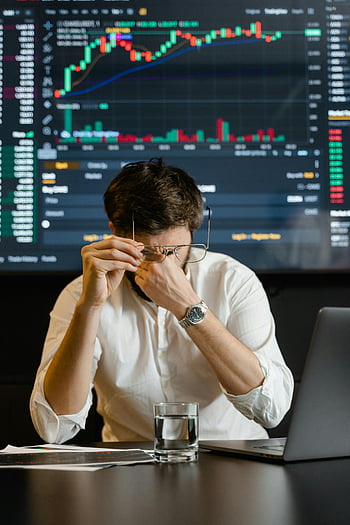 uomo d'affari esausto, camicia bianca, occhiali, grafici azionari, il computer portatile, sentirsi stressato, uomo d'affari stanco, mercato azionario, impostazione dell'ufficio, Analisi finanziaria, stress da lavoro