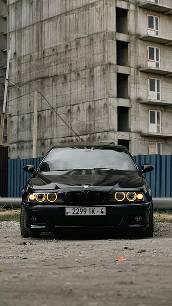 BMW E39, klasik bmw, inşaat sahası, apartman binası, Grozni Rusya, önden görünüş, park etmiş araba, kentsel sahne, siyah araba, araç, mimari
