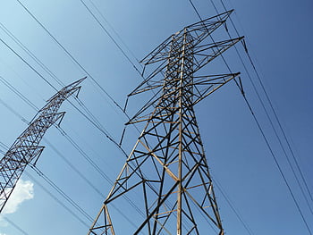 hnědá elektřina post, elektrické přenosové vedení, stožáry, jasné modré nebe, energie, elektřina, nízký úhel pohledu, tyčící se, vedení, infrastruktura, nástroj