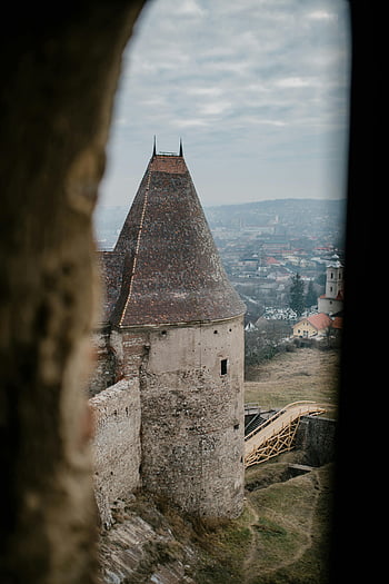 Corvin Castle, Rumænien, middelalderlig arkitektur, Ancient Stone Castle, vindue visning, overskyet himmel, historiske slot, middelalderlige tårn, Europæisk slot, rumænsk vartegn, Castle Landscape