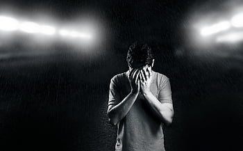 foto monocromatica, uomo che copre la faccia, bianco e nero, emozione, solitudine, pioggia, sfondo scuro, illuminazione drammatica, ritratto, fotografia in bianco e nero, Espressione emotiva