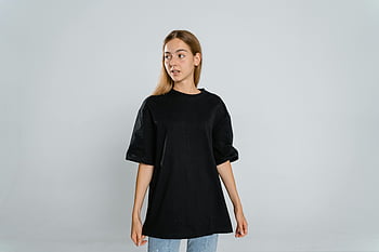 ผู้หญิงในเสื้อยืดสีดำ, กางเกงขาสั้นผ้ายีนส์สีน้ำเงิน, การตั้งค่าสตูดิโอ, หญิงสาว, เสื้อยืดคอลูกเรือสีดำ, มองไปด้านข้าง, ชุดลำลอง, การถ่ายภาพแฟชั่น, แนวตั้งสตูดิโอ, สไตล์ลำลอง, นางแบบหญิง