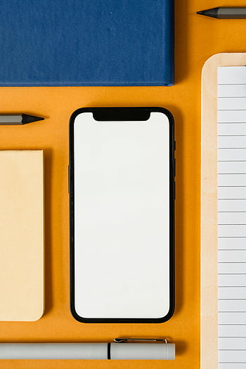 flatlay, chytrý telefon, kancelářské potřeby, papírnictví, žlutý povrch, pohled shora, Kancelářské návrhy, poznámkový blok, pero, tužka, notebook