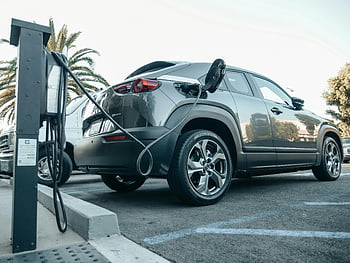 elektrické auto, šedé elektrické auto, Nabíjení zátoky, Venkovní nabíjecí stanice, moderní elektrické vozidlo, Nabíjení denního světla, nabíjení elektromobilu, Venkovní stanice, Nabíjení elektrického vozu, nabíjecí stanice, šedé auto