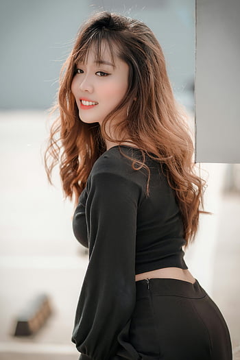 Frau in Schwarz, Langarmis, junge Frau, lange Haare, Stilvolles Outfit, Eleganz, Charme, anmutig posieren, schwarzes Outfit, stilvolle Mode, eleganter Stil