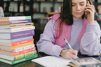 Student, Notizen schreiben, auf dem Handy sprechen, Bibliothek, Multitasking, Bücher, Anruf, Frau, studieren, Bildung, akademisch