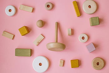 Holzspielzeug, rosa Oberfläche, Montessori Spielzeug, flach liegen, Holzblöcke, Holzringe, Holzformen, Bildungsspielzeug, Kinderspielzeug, rosa Hintergrund, Spielzeuganordnung