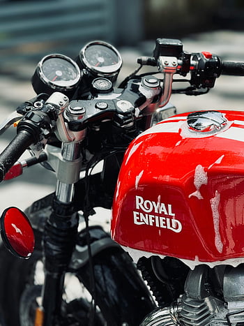 ロイヤルエンフィールド、 コンチネンタルGT650、 鮮やかな赤、 クロム要素、 制御要素、 オートバイの詳細、 ロイヤルエンフィールドバイク、 詳細なビュー、 オートバイショーケース、 赤いオートバイ、 クロムの詳細