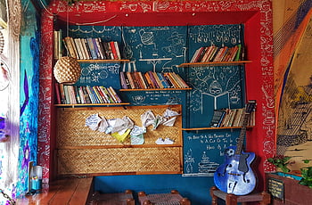 Gitar Jazz Biru, rak buku, kamar berwarna -warni, dekorasi artistik, Suasana yang nyaman, meja tulis, ruang artistik, gitar di samping meja, kamar yang nyaman, dekorasi rak buku