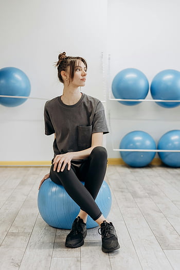 donna, palla yoga, palla da yoga blu, Esercizio interno, uno stile di vita sano, Stile di vita consapevole, fitness, palla di esercizio, allenarsi, Palestra, benessere
