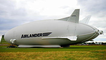 letoun, hybridní vzducholoď, bílý Airlander, zelená tráva, travnaté hřiště, zatažená obloha, velká vzducholoď, Vzducholoď Airlander, venkovní scénu, vzducholoď na trávě, zaparkovaná vzducholoď