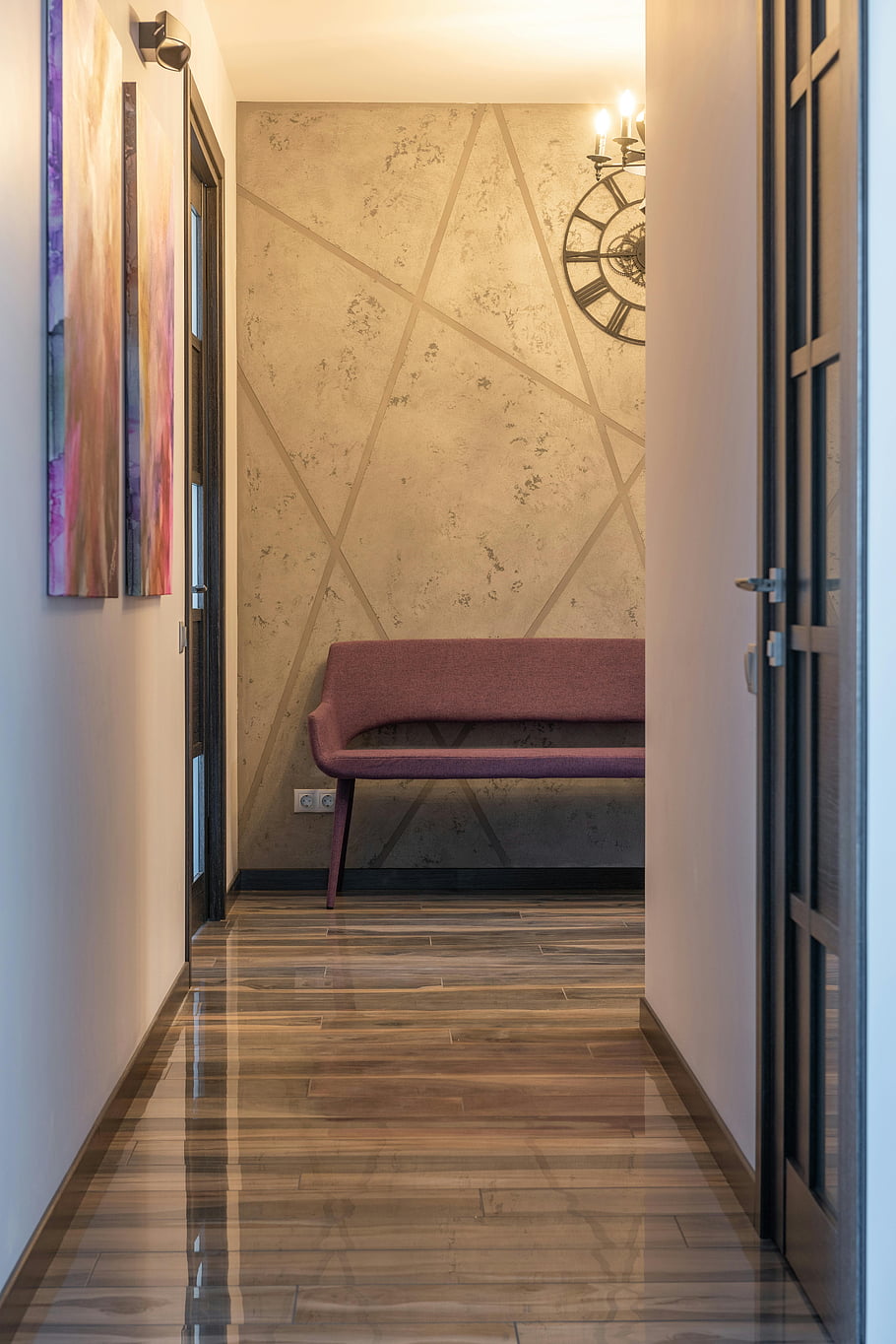 Interiér chodby, látkové lavice, domácí umělecká díla, elegantní chodba, moderní dekor, reflexní podlaha, Vzhled interiéru, Chodní výzdoba, současný domov, umění v domácnosti, sofistikovaný interiér