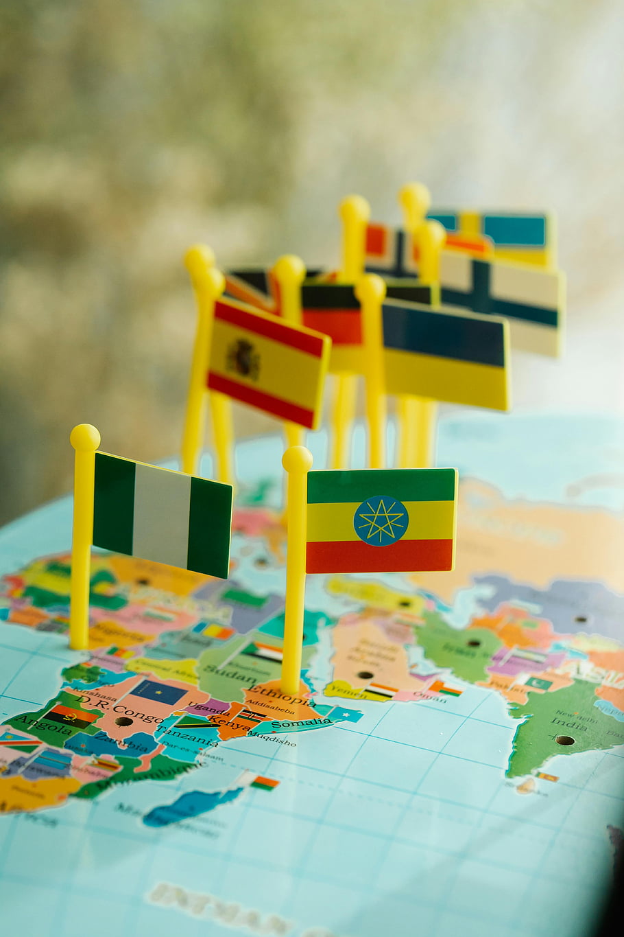Vlajky hraček, mapa světa, malé vlajky, Barevná mapa, Značky země, detailní fotografie, Mapa dekorace, vlajky kolíky, cestovní značky, vzdělávací nástroje, geografická studie