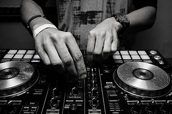 그레이 스케일 사진, DJ 컨트롤러, 닫다, DJ 손, 믹서 컨트롤, 단색화, 음악 장비, DJ 설정, 턴테이블, 오디오 믹싱, 검정색과 흰색