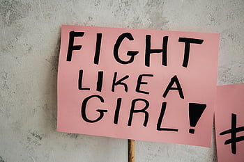 ピンクのプラカード、 灰色の壁、 女の子のように戦う、 閉じる、 メッセージ、 抗議サイン、 やる気を起こさせる引用、 ピンクのサイン、 壁の背景、 エンパワーメント、 行動主義